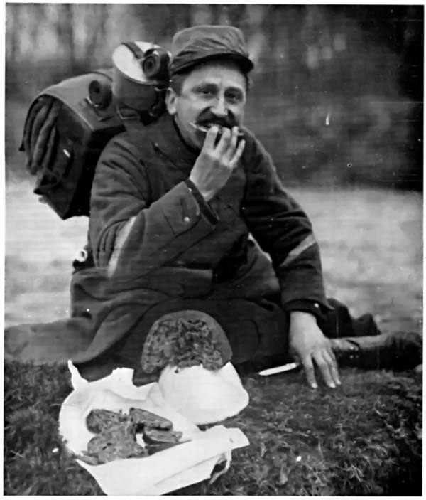 World War Soldiers. A FRENCH SOLDIER EATING